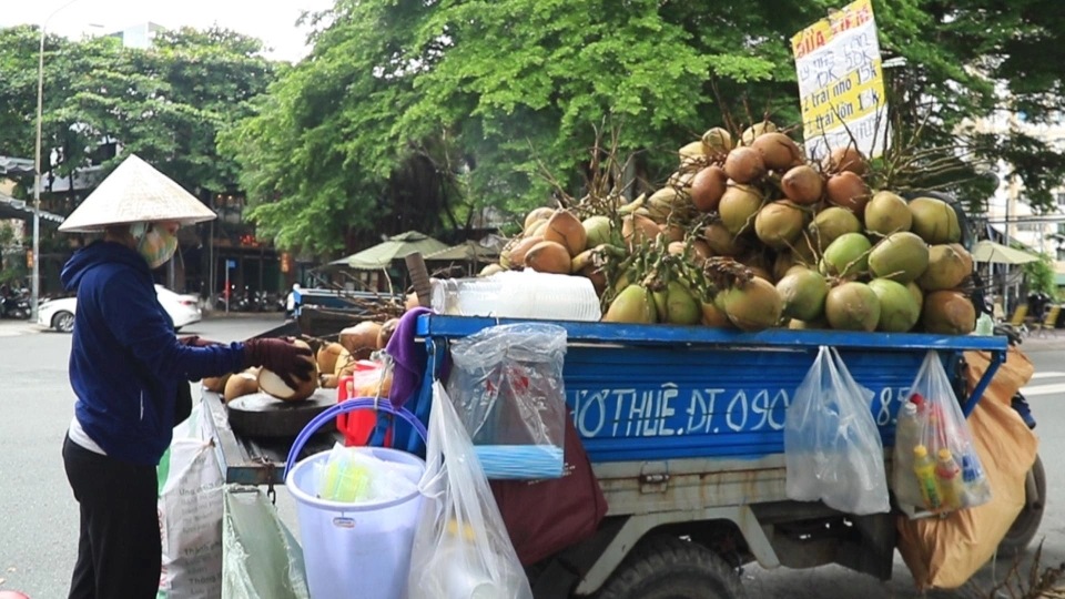 Vietnamese drinks - Nước dừa tươi